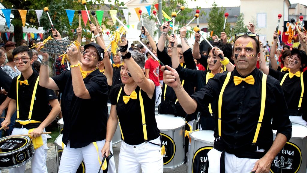 Em Cima, batucada à Tarbes a animé la cavalcade d'Aureilhan en 2026; sur le thème du cirque, en noir et jaune